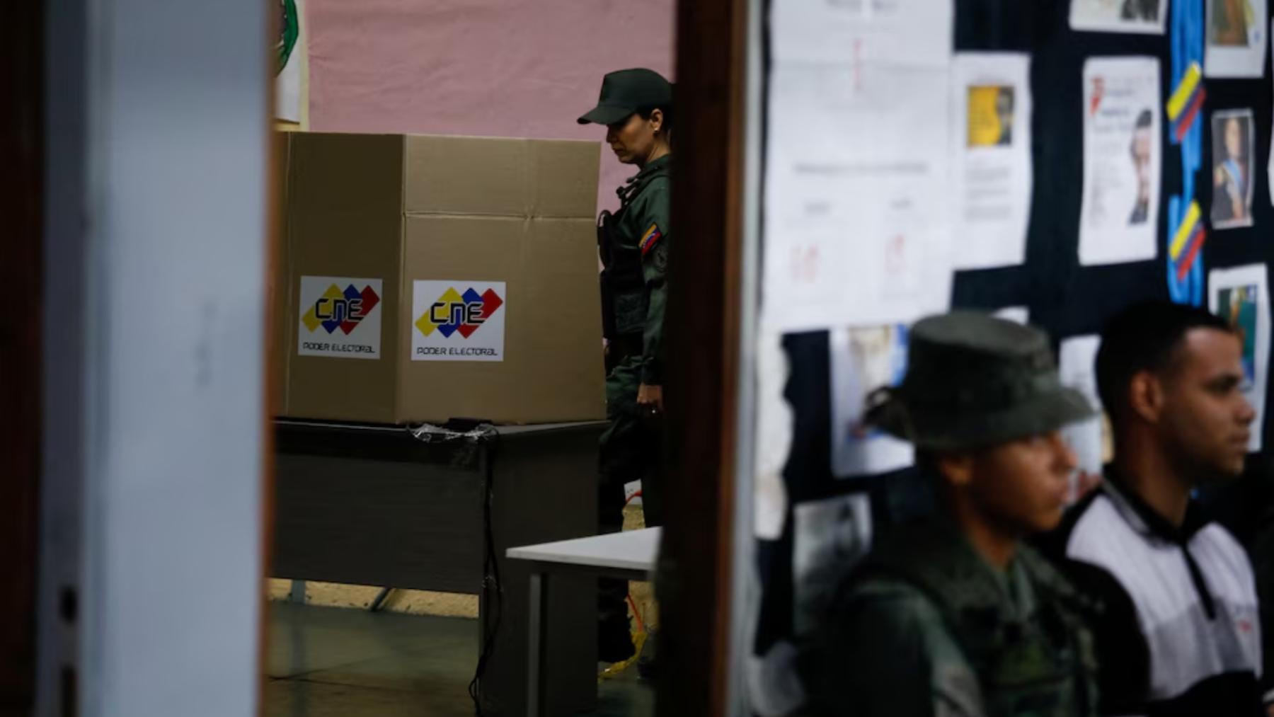 Imágenes de escuelas desiertas, militares sin electores y calles vacías ilustran el fracaso de la convocatoria oficialista y la resistencia de la ciudadanía a validar el proceso